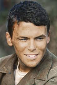 Igual soy yo, pero este tío estaba tan bien elegido para el papel del joven  Charles Widmore, que me habría gustado verle más en esa época de los 50,  tan interesante y