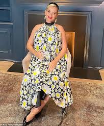 22:55 edt, 23 may 2021 | updated: Katy Perry Is A Future Mother In A Dress Printed With Daisies As She Cradles Her Baby Before The Idol Final Fr24 News English