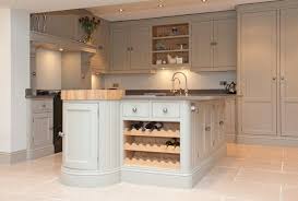 Cuisine Style Campagne 50 Idees Pour Une Deco Reussie Off White Kitchen Cabinets Kitchen Set Cabinet Kitchen Design