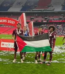 .كريستال بالاس ليستر سيتي ليفربول مانشستر سيتي مانشستر يونايتد نيوكاسل يونايتد وست بروميتش البيون وست هام يونايتد. Ø¨Ø§Ù„ÙÙŠØ¯ÙŠÙˆ Ø±Ø³Ø§Ù„Ø© ØªØ¶Ø§Ù…Ù† Ø¹Ø§Ù„Ù…ÙŠØ© Ù„Ø§Ø¹Ø¨Ø§ Ù„ÙŠØ³ØªØ± Ø³ÙŠØªÙŠ ÙŠØ±ÙØ¹Ø§Ù† Ø§Ù„Ø¹Ù„Ù… Ø§Ù„ÙÙ„Ø³Ø·ÙŠÙ†ÙŠ Ø£Ø«Ù†Ø§Ø¡ Ø§Ù„ØªØªÙˆÙŠØ¬ Ø¨ÙƒØ£Ø³ Ø¥Ù†Ø¬Ù„ØªØ±Ø§ ÙˆØ·Ù† ÙŠØºØ±Ø¯ Ø®Ø§Ø±Ø¬ Ø§Ù„Ø³Ø±Ø¨