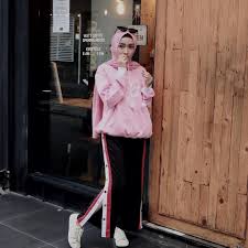 Inspirasi hijab, outfit, makeup, tutorial hijab. 10 Inspirasi Outfit Sporty Untuk Perempuan Berhijab