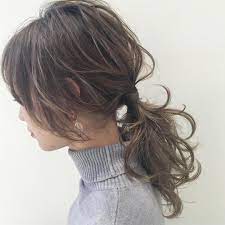 雰囲気がある ひとつ結び こなれ感を作るコツとアレンジ5選 locari ロカリ 長いポニーテール ヘアスタイリング 髪型 ミディアム パーマ
