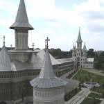 Cu peste 200 de ani în urmă aici a existat viaţă monahală activă, dar în timpul prigoanei austriece şi în anul 1993, episcopii vasile coman şi ioan mihălţeanu au avut iniţiativa reînfiinţării mănăstirii. Manastirea Sfintei Cruci Oradea Obiective Turistice Harta Romaniei