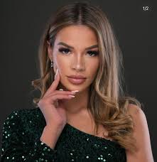 Hi, we're looking for a model for a beauty salon photoshoot TOMORROW,  posing as a customer. The ideal candidate would be an elegant woman between  the ages of 30-45. 📍Dubai