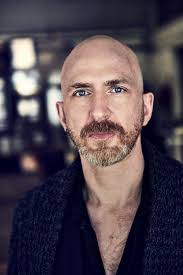 Konstnären och designern Martin Bergström formger statyetten till Stora  Kommunikationspriset