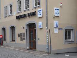 The series—presented as if it were a real documentary—depicts the everyday lives of office employees in the scranton, pennsylvania, branch of the fictional dunder mifflin paper company. Merkur Bank Kgaa 07743 Jena Zentrum Offnungszeiten Adresse Telefon