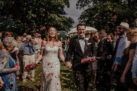 Der schwarze rab der was der koch, das sach man an sein kleidern wol; Low Budget Hochzeit Hochzeit Trotz Kleinem Budget I Weddyplace