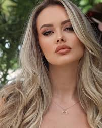 Light, shadow, and perfection. @makeupfidel @dinhopayan @studiodmiami ✨  Well-blended highlights don't just brighten the face, they also enhance  natural beauty with a touch of sophistication. The balance between flawless  makeup and harmonious