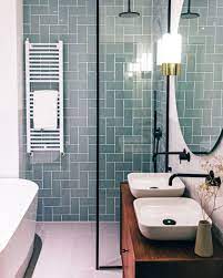 Cette petite salle de bain est truffée de bonnes idées. Utiliser Le Carrelage Metro Dans La Salle De Bain Shake My Blog Idee Salle De Bain Decoration Salle De Bain Interieur Salle De Bain