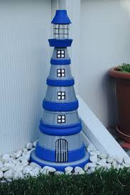 Leuchtturm Selbstgemacht Fur Den Garten Modern Leuchtturm Basteln Bemalte Topfe Selbstgemachte Tongefasse