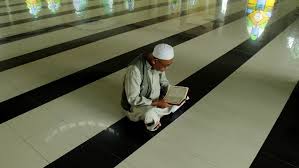 Al qur'an sendiri adalah sebuah kitab yang menjelaskan tentang kejadian dan yang akan terjadi di alam semesta ini. Bacaan Shalat Tarawih Surah An Nasr Arab Latin Terjemahan Tirto Id