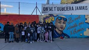 Roulez le plus rapidement possible dans les rues de cette petite bourgade tranquille, en faisant attention aux. France Tue Au Terme D Une Course Poursuite Avec La Police Ses Proches Reclament Justice