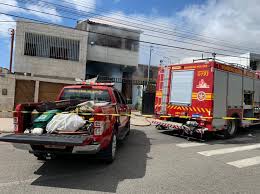 Quatro deles morreram — uma delas, uma senhora de 77 anos que faleceu durante a transferência. Incendio Atinge Casa Na Zona Oeste De Aracaju Sergipe G1