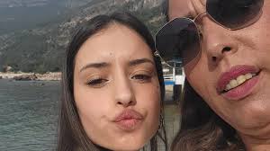 Jovem de 16 anos desaparecida entrou em contacto com as amigas e a avó