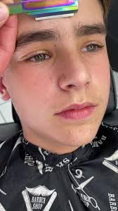 Menininho Do Desenho Que Ele Tem A Sobrancelha Erguida E Uma Baixada