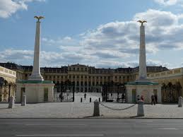 Der älteste zoo der welt liegt mitten in der kaiserlichen sommerresidenz schönbrunn in wien. Adlertor Schonbrunn Obelisk Symbole Kunst Und Kultur Im Austria Forum