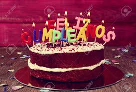 Spanischer kuchen ist vor allem eins: Ein Kuchen Gekront Mit Einigen Kerzen Beleuchtet Brief Formigen Den Text Feliz Cumpleanos Alles Gute Zum Geburtstag Auf Spanisch Bildung Bevor Der Kuchen Ausblasen Auf Einem Rustikalen Holztisch Lizenzfreie Fotos Bilder Und Stock