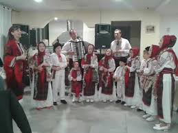 A trionfare nelle chart internazionali è soprattutto il pop made in italy, capace di conquistare i più importanti teatri del mondo e di entrare nelle case molte sue canzoni sono state tradotte in spagnolo, portoghese, inglese e francese. Canti Natalizi Rumeni Parte Prima Irispresstv Eventinews24 Youtube