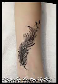 Birds Of A Feather 2020 33 Idees Pour Tatouage Oiseaux Plumes In 2020 Feather With Birds Tattoo Feather Tattoo Design Feather Tattoos