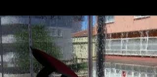 Ama ne kadar tehlikeli bir iş olsa da camları düzenli bir şekilde silmek gerekir. Yuksek Katlarda Cam Nasil Silinir