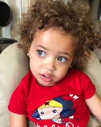 الصغيرة "جريسون" من أم سمراء و أب أشقر 💕