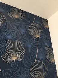 Papier Peint Vinyle Sur Intisse Joy Fleur Bleu Et Or Leroy Merlin Papier Peint Papier Peint Vinyle Deco Papier Peint