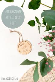 Geef Een Lieve Boodschap Op Hout Cadeau De Tekst Wordt In Het Hout Gegraveerd En Is Een Cadeau Voor Elk Moment Valentijnsdag In 2020 Hanger Diy Borden Valentijnsdag