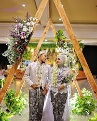 Karena bagi mereka ini adalah kesempatan untuk tampil secantik mungkin di depan para tamu undangan. 5 Inspirasi Gaun Dan Kebaya Dengan Hijab Menutup Dada Untuk Tampil Syar I Saat Akad