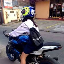 jkがバイクで通学 制服でバイクに乗る女子高生 可愛らしい girls biker298 女性ライダーの魅力 motogirl motovlog モトブログ ガールズバイカー ヘルメット 車 バイク モーターサイクル オートバイ バイカー 女性ライダー 女性ライダー