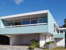 A Mid Century House In New Zealand Has It All Mid Century Home Modern House Facades Mid Century House Mid Century Modern House