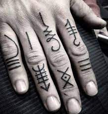 25 Idees De Tatouage Au Doigt Tres Masculin 2021