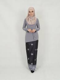 However, the baju tradisional melayu which is the baju melayu has evolved throughout the years and appeared more fashionable with baju melayu moden. China Muslimah Women Printed Moden Fashion Baju Kurung Suppliers Manufacturers Factory Wholesale Muslimah Women Printed Moden Fashion Baju Kurung Made In China Tianqi
