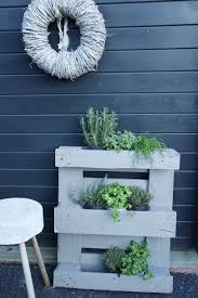 Krauterregal Fur Den Balkon Diy Aus Paletten Paletten Garten Pallettenmobel Garten Terrasse Selber Machen