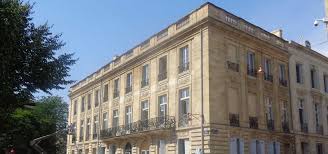 Un appartement t3 de 48 m² libre et des parties communes de 13 m². Area Accueil References