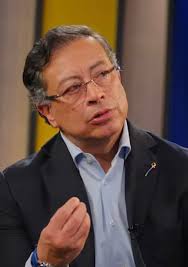 Atención El Gobierno del presidente Gustavo Petro expidió un decreto que  establece un aumento del 7% en el salario de los congresistas para el año  2025, aplicable de forma retroactiva desde el