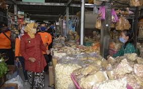 Kawasan wajib masker adalah himbaun dari pemerintahan untuk pencegahan dan penyebaran virus corona, oleh sebab itu hampir semua instansi pemerintah maupun perusahaan mewajibkan memakai masker saat memasuki gedung atau wilayahnya, dalam beberapa kasus kita ambil contoh instansi. Masuk Pasar Wajib Jaga Jarak Dan Pakai Masker Harianjogja Com