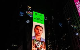 verso todas íbamos a ser reinas, de cuatro reinos sobre el mar: Denise Rosenthal Brilla En Time Square De Nueva York