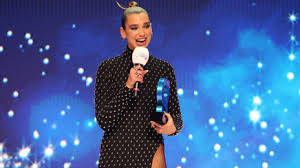 In january 2017 she won the ebba public choice award. Dua Lipa Aufgeknopft Bei Diesem Anblick Geraten Trump Und Biden In Vergessenheit News De