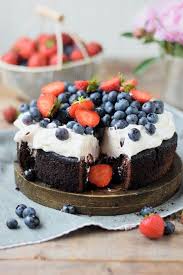 Chocolate Blueberry Brownie With Cream And Berries Kuchen Und Torten Kuchen Ohne Backen Und Backrezepte