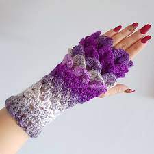 This fingerless glove pattern uses the popular dragon scale or crocodile stitch and is easy enough for an advanced beginner. Ravelry Dragon Scale Fingerless Gloves Pattern By The Yarnivore Uk