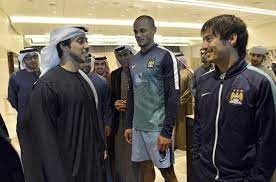 ويمتلك نادي مانشستر سيتي الملياردير الإماراتي الشيخ منصور بن زايد آل نهيان، الذي يستثمر بقوة في الفريق منذ الاستحواذ على النادي قبل نحو 10 أعوام. Ø¨Ø§Ù„ØµÙˆØ± Ù…Ù†ØµÙˆØ± Ø¨Ù† Ø²Ø§ÙŠØ¯ ÙŠØ´Ù‡Ø¯ Ù…Ø¨Ø§Ø±Ø§Ø© Ù…Ø§Ù†Ø´Ø³ØªØ± Ø³ÙŠØªÙŠ ÙˆÙ‡Ø§Ù…Ø¨ÙˆØ±Øº