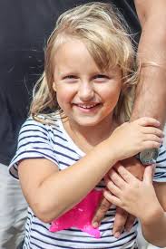 I can't wait for my little niece to be here. She already has the best mama  and dad and big sister !! ￼