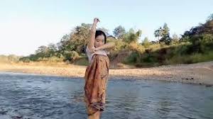 Watch, upload and share hd and 4k videos: Gadis Desa Berkemben Kain Batik Mandi Di Sungai Berkain Batik Mandi Sarong Batik Basah Youtube