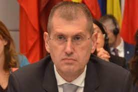 Direktor policije vladimir rebić rekao je danas da je policija sinoć maksimalno suzdržano reagovala i da su primenili silu kad više nisu imali izbora. Vladimir Rebic Istinomer