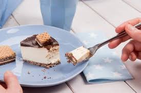 Sechzehn tuffs auf die torte spritzen und die kinder pingui ecken auflegen. Knoppers Torte Rezept Von Backen De