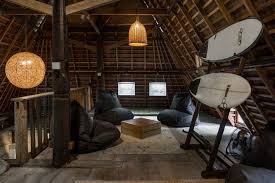 Rumah adat khas suku batak karo ini juga dikenal dengan nama siwaluh jabu. Rumah Tradisional Karo Ada Di Bali Halaman All Kompas Com
