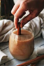 Hailing from (obviously) thailand, thai iced tea is a pretty simple recipe that results in a sweet and creamy drink. Amazing Easy Thai Iced Tea Latte Grab The Mangos