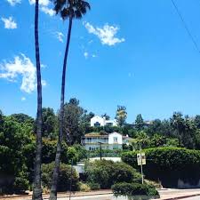 As Seen On Our Private Celebrity Homes Tour Of Hollywood The House On Top Once Belonged To A Major Beverly Hills Celebrity Homes Celebrity Houses House Tours