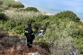 Έπεσε από ύψος 70 μέτρων λίγο πριν την παραλία της κακιάς θάλασσας. Tragwdia Sthn Keratea Nekros O 24xronos Odhgos Poy Epese Se Gkremo Me To Aytokinhto Eidhseis