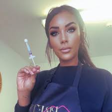 Jessica Compton's Instagram, Twitter & Facebook